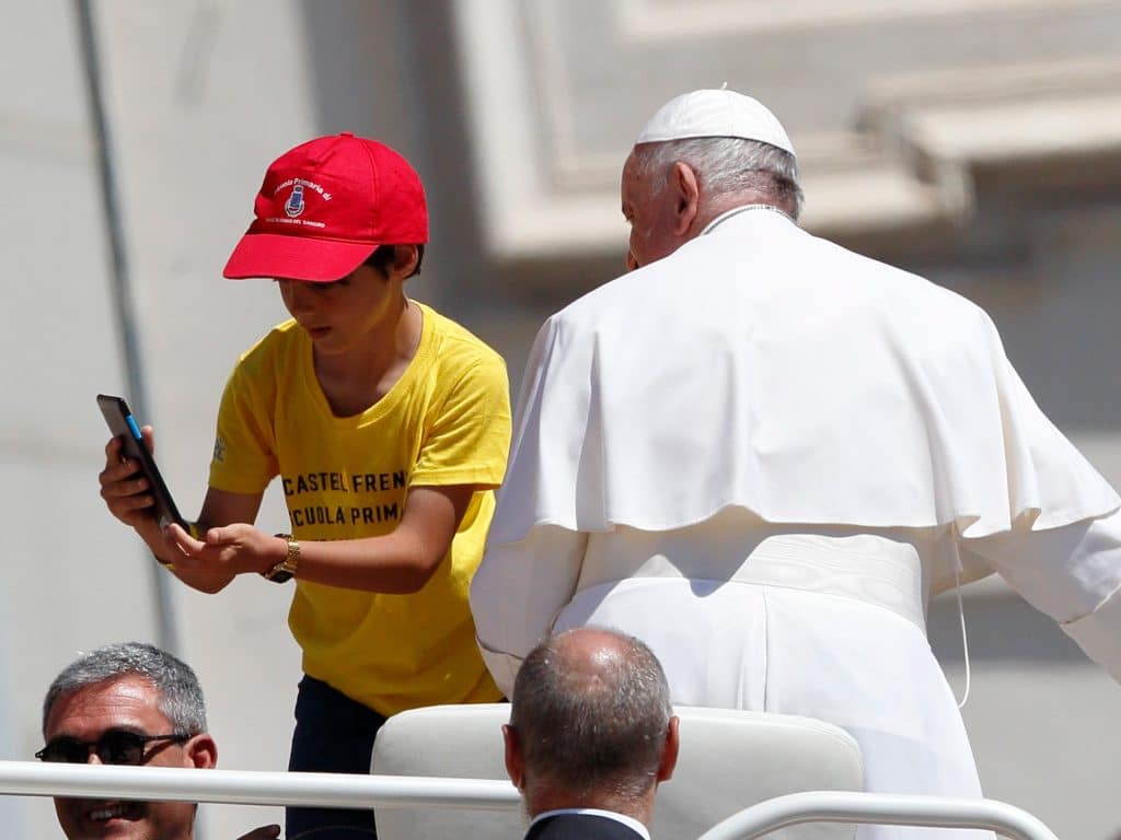 Quienes explotan a ancianos y enfermos sienten vergüenza, dice el Papa